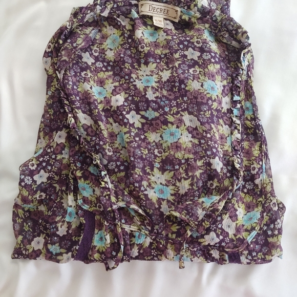 Two beautiful woman's sheer floral print blouses - Picture 7 of 7